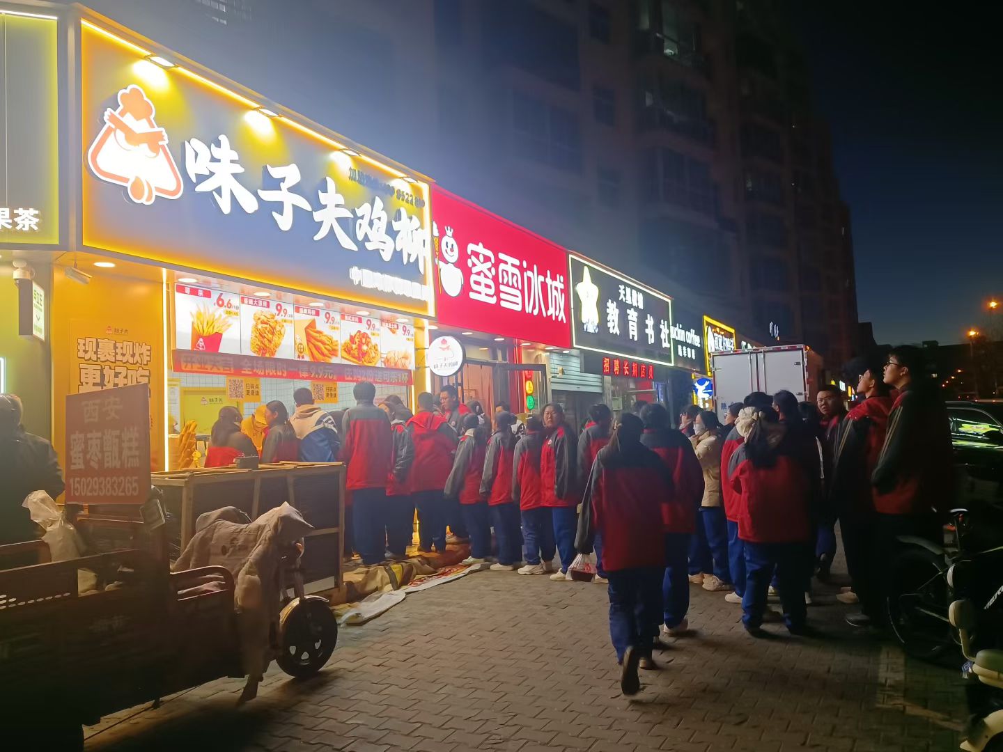 味子夫学校店夜间排队实景